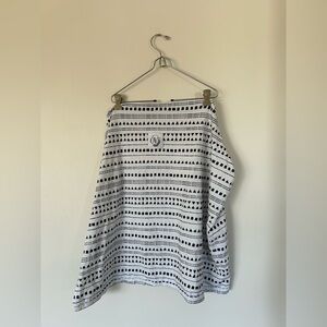 The Over Company Carseat / Nursing Cover Colour: Black / White Graphic Print